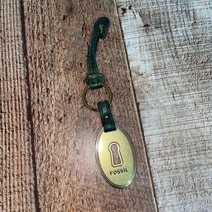FOSSIL BRASS & GREEN LEATHER KEY HOLE STRAP LOOP FOB BAG CHARM KEYCHAIN HANG TAG